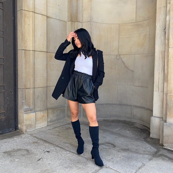 Aritzia Jackets & Blazers - Aritzia Babaton Black blazer